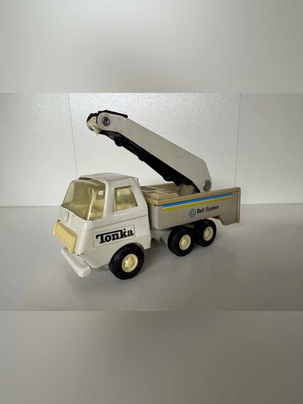 1979 Tonka White Bell System Crane Tow Truck Toy